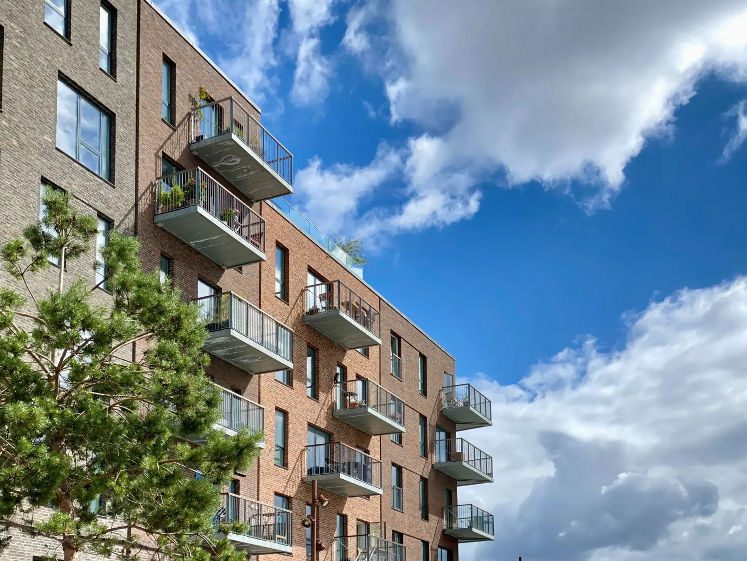 Invest in US real estate condos to grow your financial portfolio. Long-term rental comes with stable income and easy maintenance.